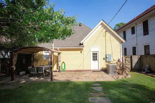 Building Photo - 224 Rice St