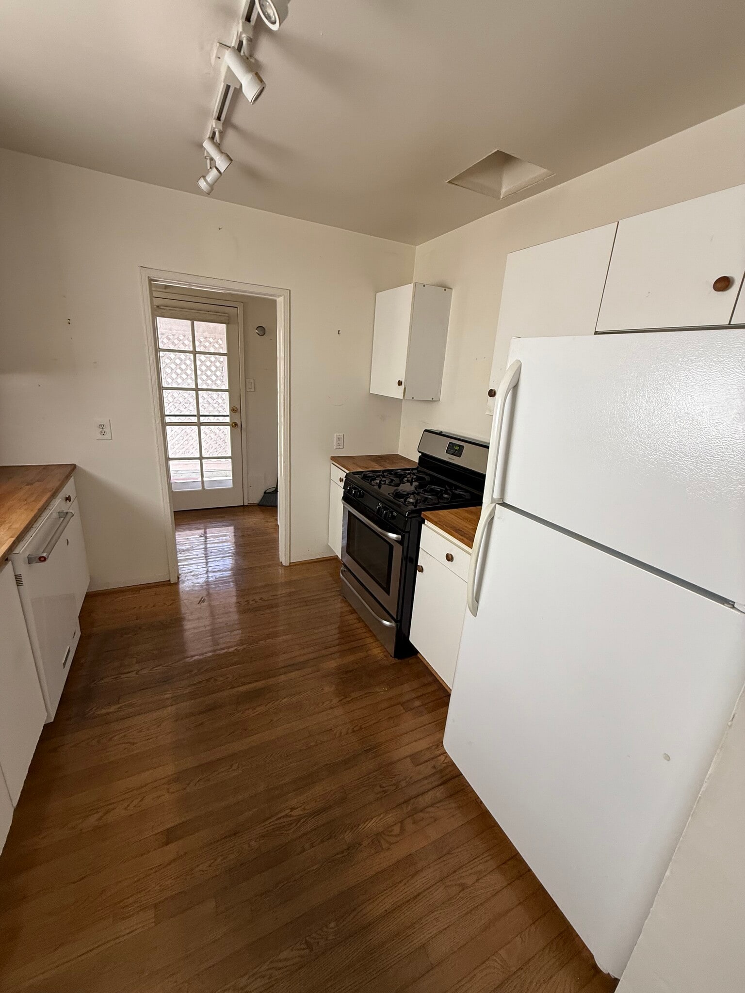 Building Photo - 11636 Valley Spring Ln