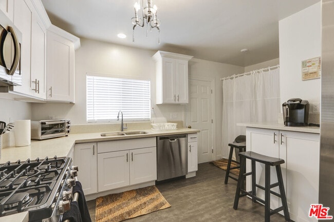 Building Photo - 838 N Sycamore Ave