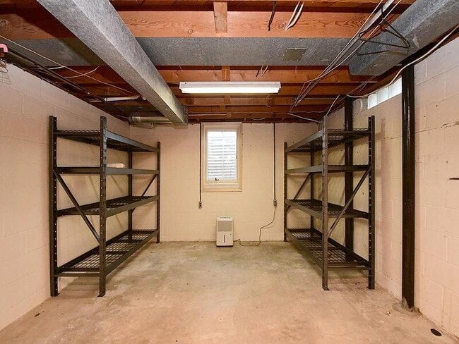 Building Photo - 405 E 5th St