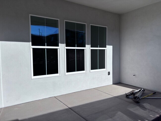 Building Photo - new single story 4 bed 3 bath with 3 car garage and community swimming pool