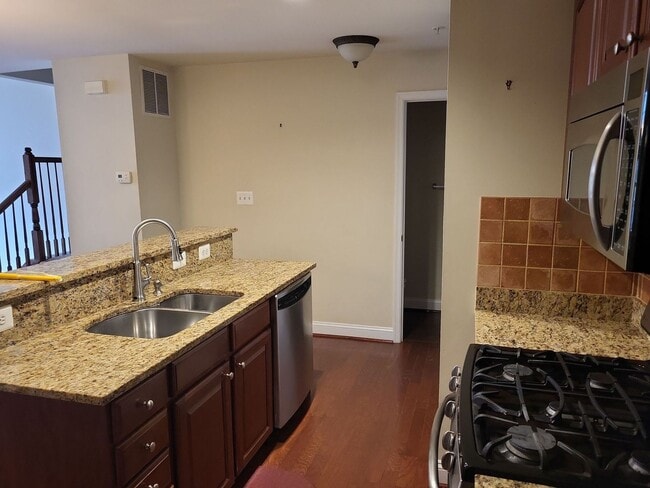 Building Photo - Fantastic 2 Bed 2.5 Bath Interior Townhome...