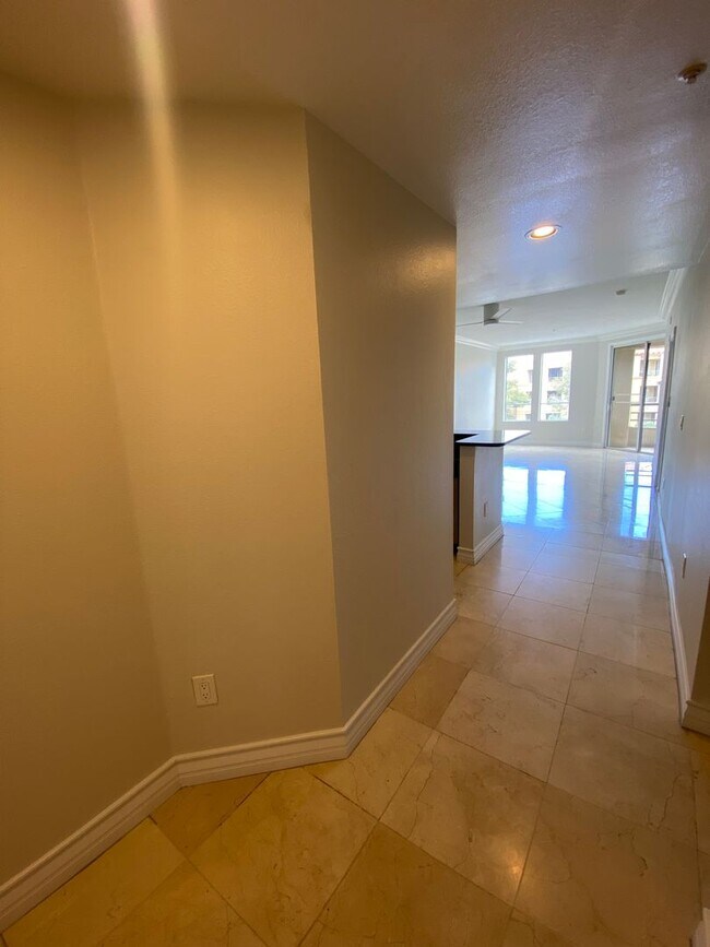 Building Photo - Remodeled 2 Bedroom Condo Just Off the Strip!