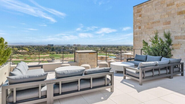 Building Photo - 5000 N Camelback Rdg Dr
