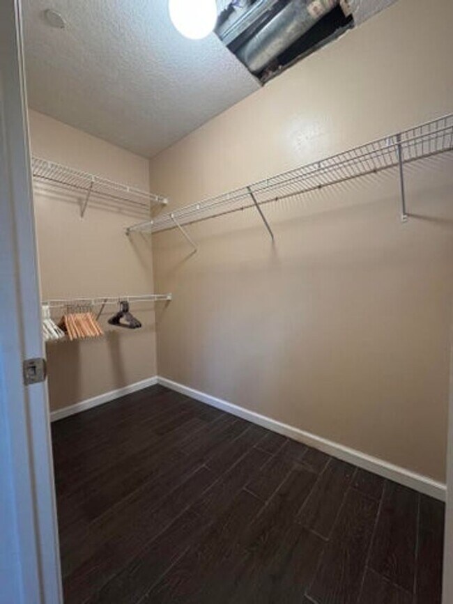 Building Photo - 1033 NE 17th Way