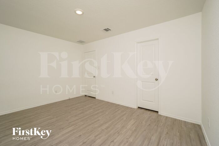 Building Photo - 2451 Lake Hls