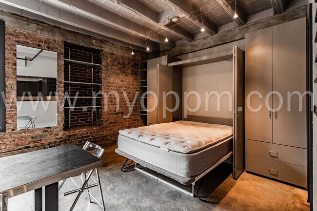 Building Photo - The Regis