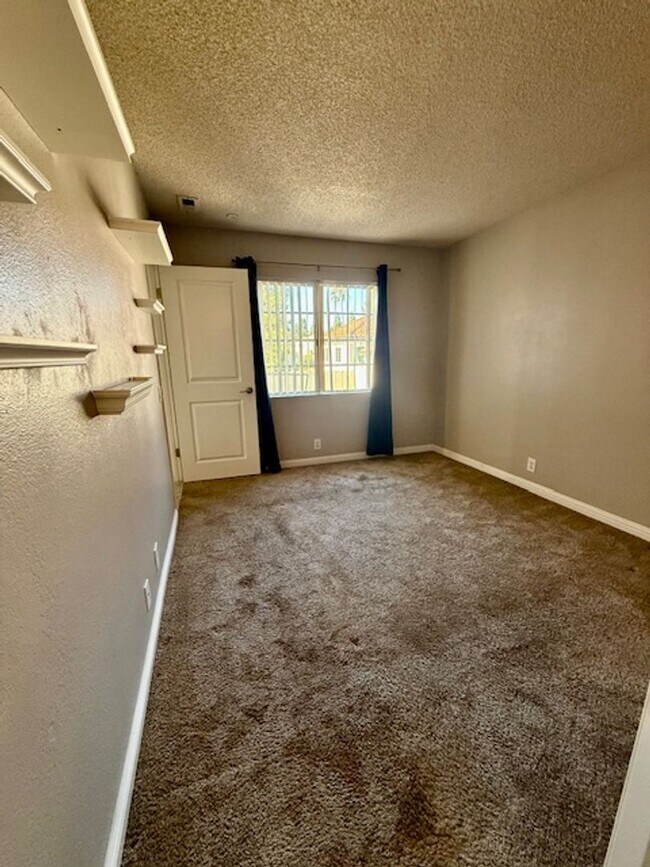Building Photo - Lovely Eastlake condo