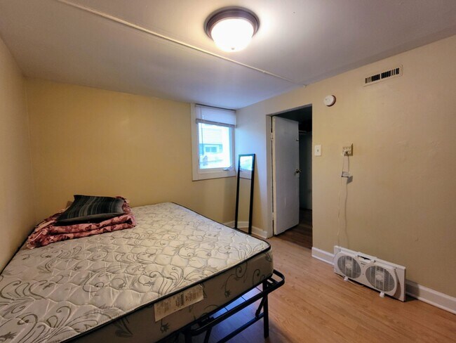 Building Photo - Charming House Located 1 Block From Campus