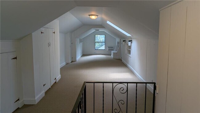Building Photo - 4300 Rickenbacker Way NE