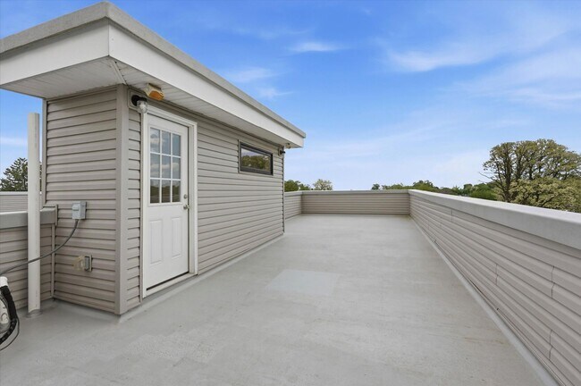Building Photo - Detached Luxury 4BR/3B Retreat with Skyline Rooftop Deck, Wet Bars, Driveway & Massive Yard