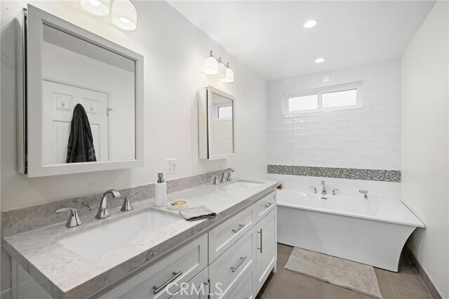 Building Photo - 13041 Moorpark St