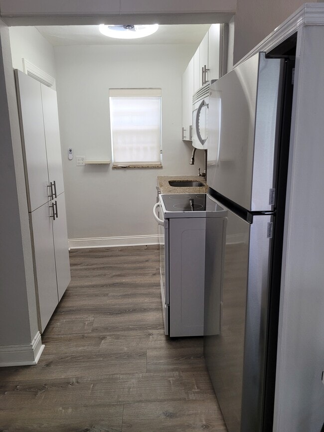 Building Photo - 400 SW 7th St