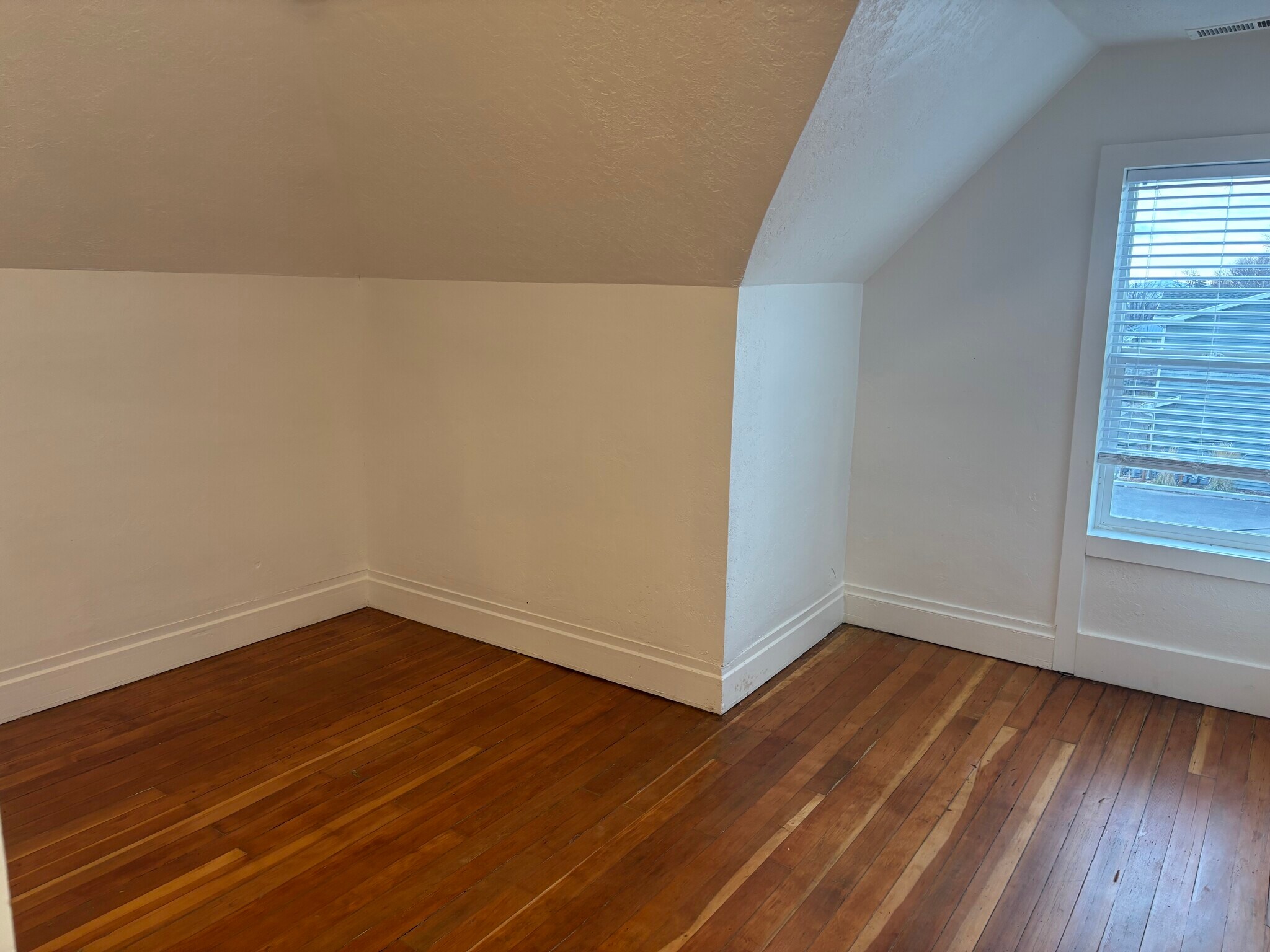 Building Photo - 245 N Main St