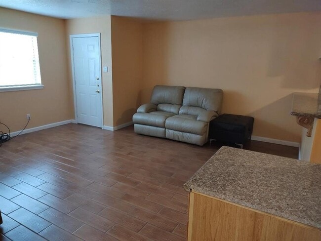 Building Photo - 2000 Bahama Dr