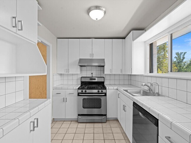 Building Photo - 2 bed, 1 bath with built in office near UNR