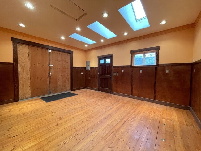 Building Photo - Charming Sellwood Bungalow with Nice Shed, Washer/Dryer, Fenced Yard