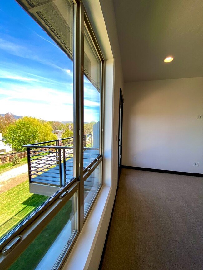 Building Photo - Close to Micron, 3 Bedroom 3 bath w/ a Million Dollar View!