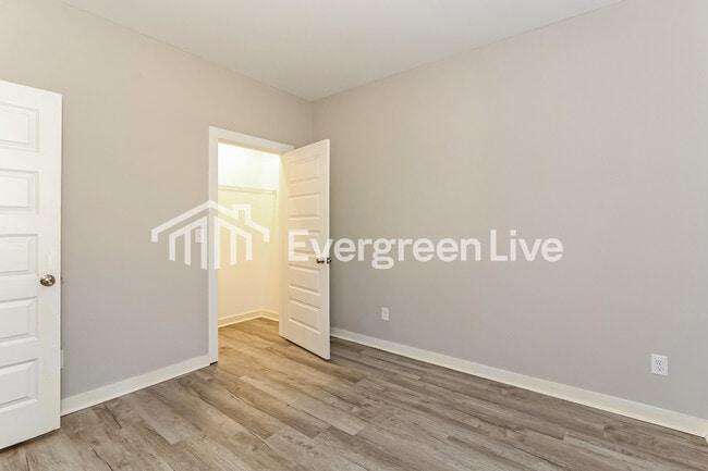 Building Photo - 177 Park Dr N