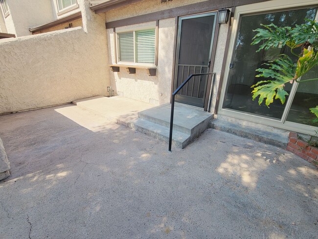Building Photo - TOWNHOME FOR LEASE: 3 Bed / 2 Bath / 2-car Garage / Laundry hookups / Swimming Pool