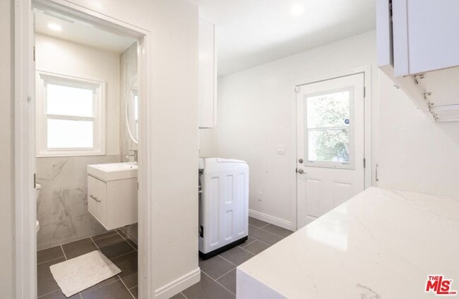 Building Photo - 2201 Coldwater Canyon Dr