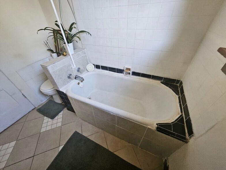 Building Photo - 1442 Lake Shore Ave