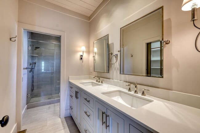 Building Photo - 56 Oak Crescent Cir