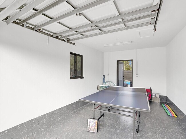 Building Photo - 5501 NE 18th Terrace