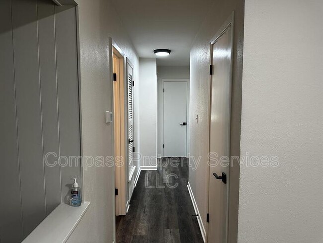 Building Photo - 201 Waters St