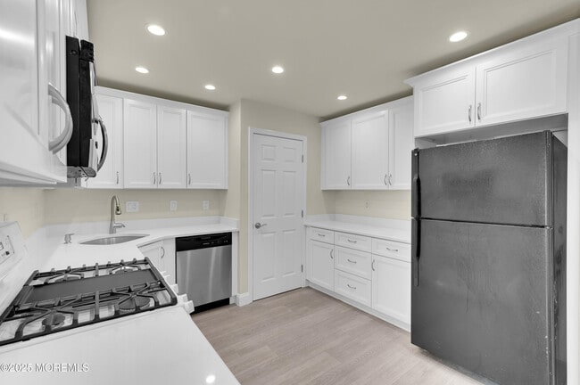 Building Photo - 895 Raleigh Dr