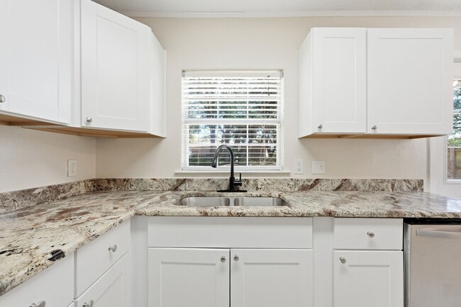 Building Photo - 3 bedroom in Mary Esther Heights!