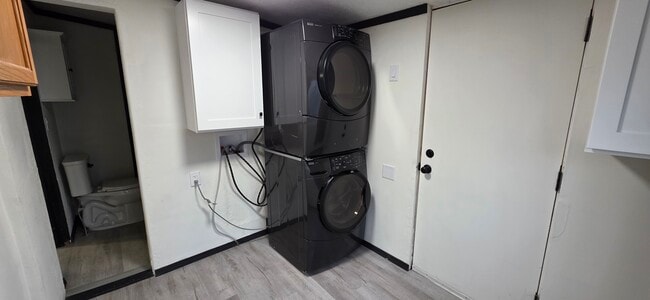 Building Photo - 221 Elm St