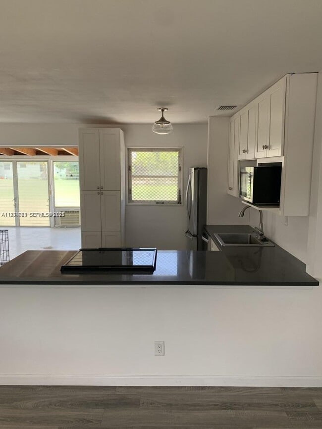 Building Photo - 707 Greenbriar Dr