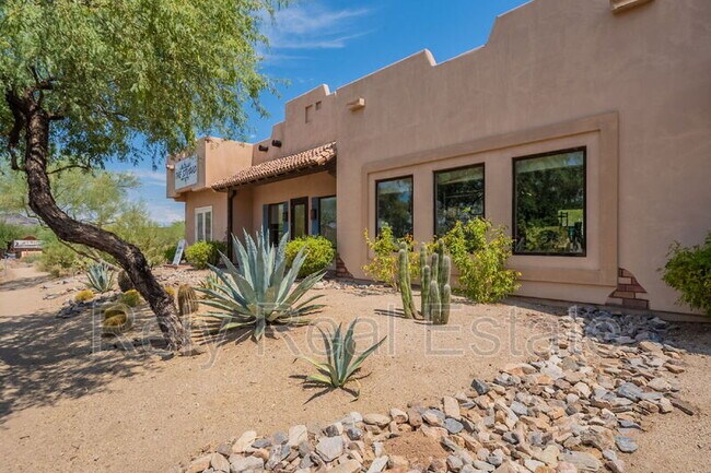 Building Photo - 6050 E Hidden Valley Dr