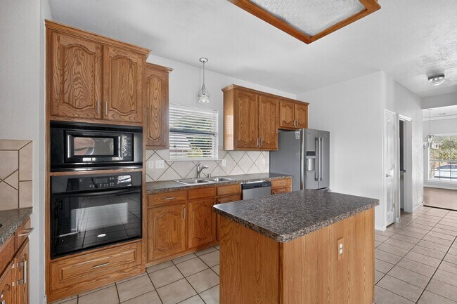 Building Photo - Spacious 4-Bedroom Home with Bonus Room and Large Backyard in Caruth Lake