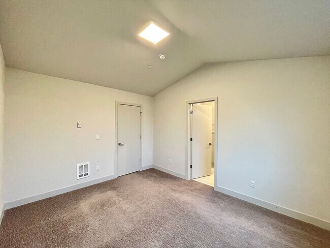 Building Photo - Great TownHome For Rent