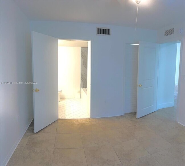 Building Photo - 1240 SE 28th Ct