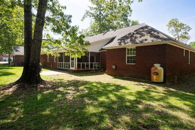 Building Photo - Available mid June!