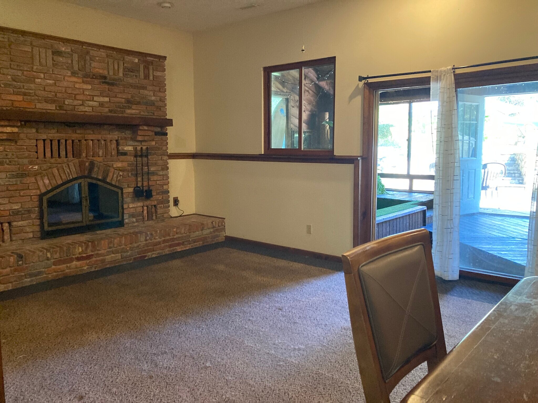 Great room with fireplace - 5219 Cottonwood Dr