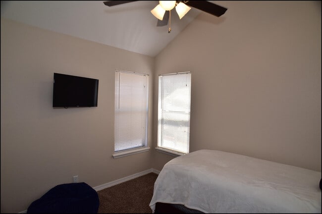 Building Photo - 7229 Canyon Run Dr
