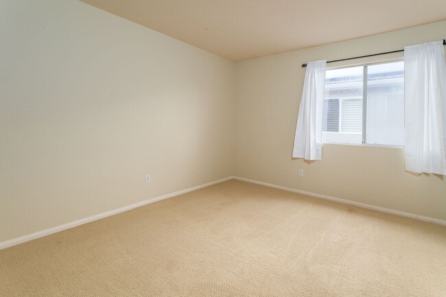 Building Photo - Beautiful & Spacious 4 bedroom home in Enc...