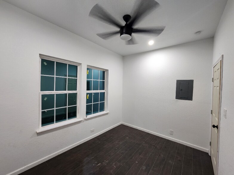 Building Photo - 945 E Drexel Ave
