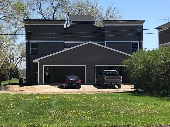 Building Photo - Spacious 3BR / 2.5BA Townhome with Private Rooftop Retreat