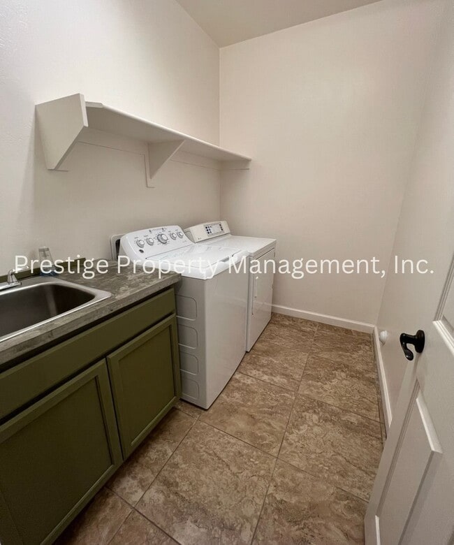Building Photo - Dont Miss This Spacious Northwest home!!!