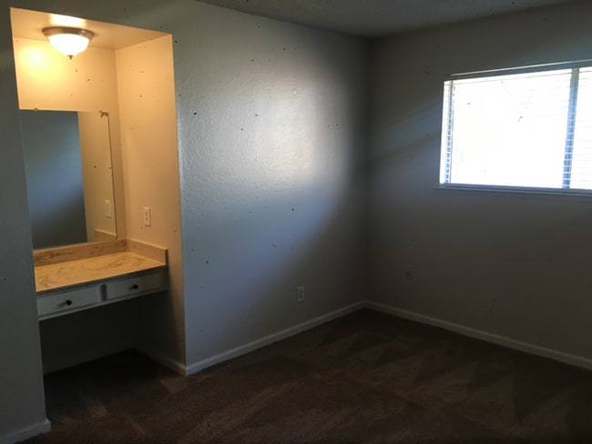Building Photo - Charming 2-Bedroom Duplex in Cordova Towne West