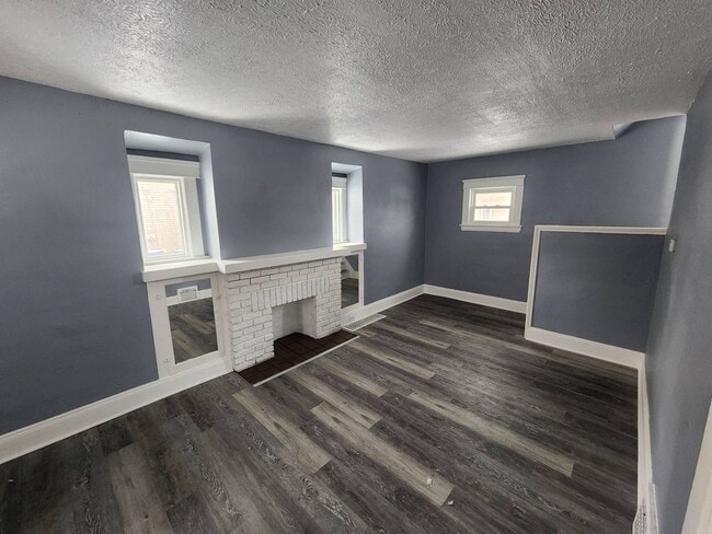 Building Photo - Charming 3-Bedroom Property in Prime Location