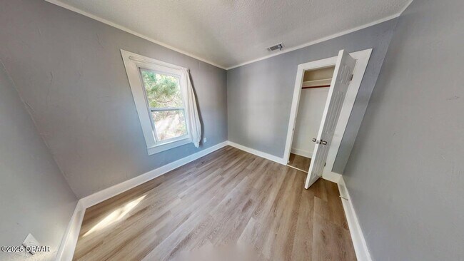 Building Photo - 831 N Oleander Ave