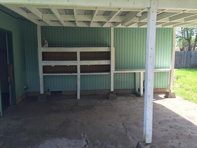 Building Photo - 4 Bed 2 Bath House on large Lot w/Fenced Backyard - Pets Possible