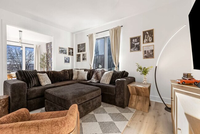 Building Photo - 554 Rosedale Ave