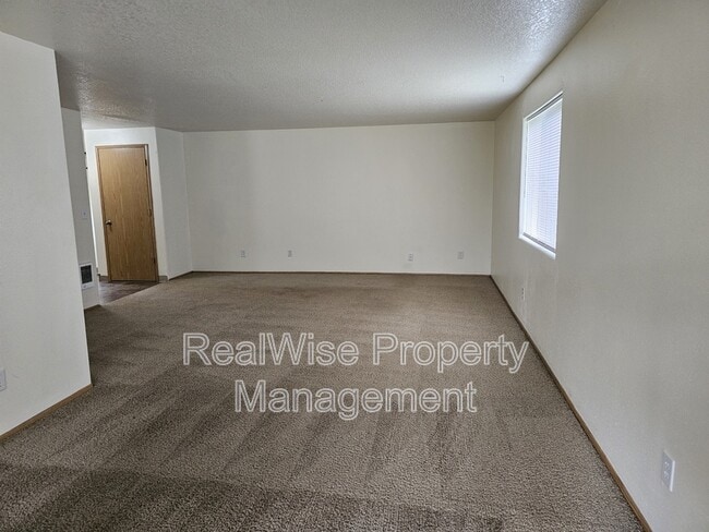 Building Photo - 6101 NE 44th Cir